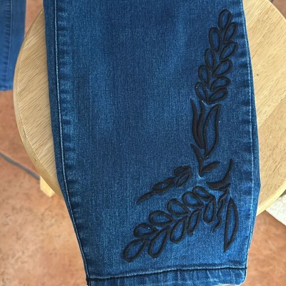 ***** 5 for $25 Venezia Embroidered Leg Cropped Jeans - Picture 5 of 7
